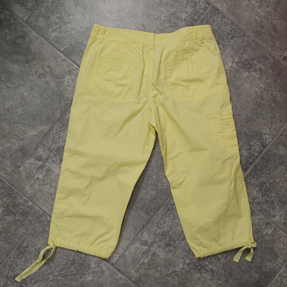 Ann Taylor Loft Yellow Cargo Capris. NWT size 8